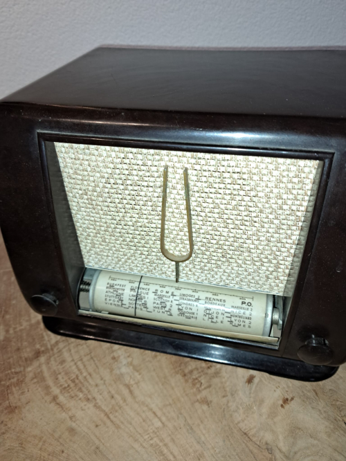 Antieke radio Ducretet Thomson Model d2524 circa 1945