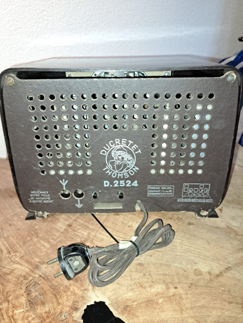 Antieke radio Ducretet Thomson Model d2524 circa 1945