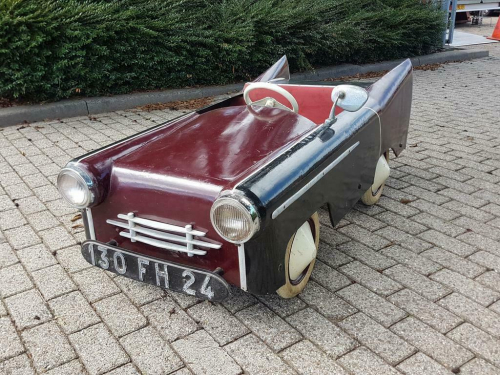 Grote antieke Peugeot 404 pedalcar trapauto in goede staat&#129321;