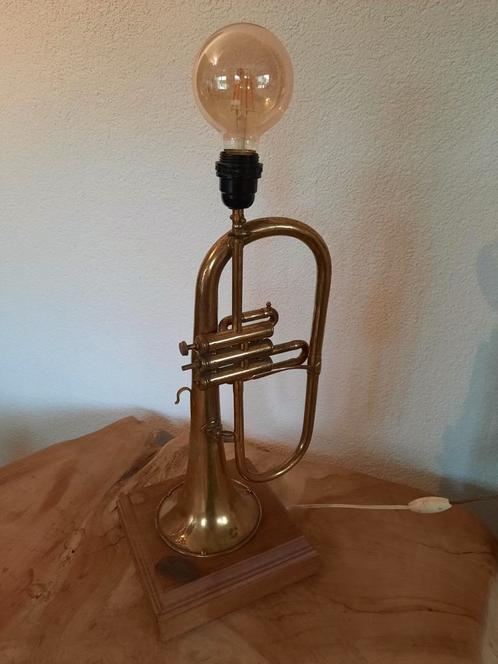 Bijzondere trompet tafellamp Harmonie de verbroedering 1977