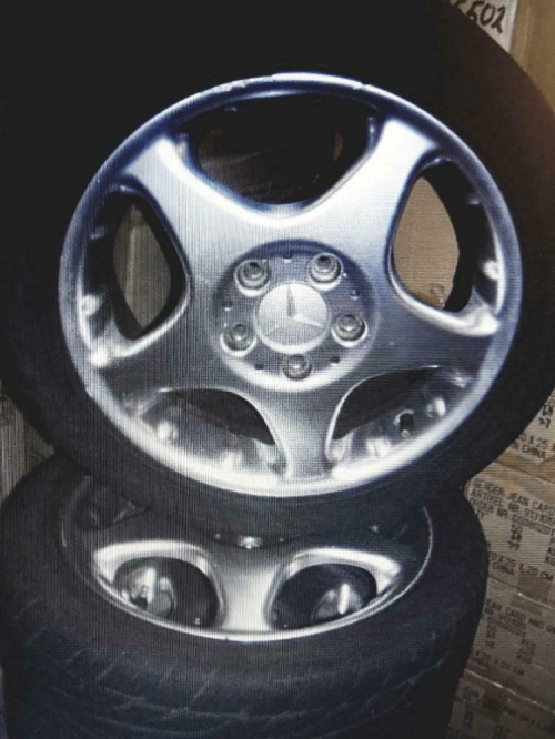 Originele 16"inch velgen van Mercedes Benz met goede banden.