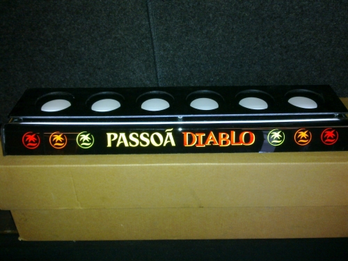 Passoá Diablo presentatie display met verlichting.