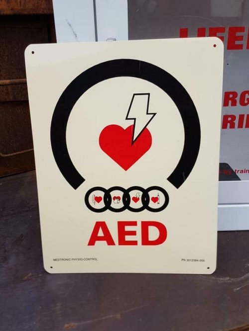 Zeer nette metalen AED wandkast , medicijnkast voor binnen