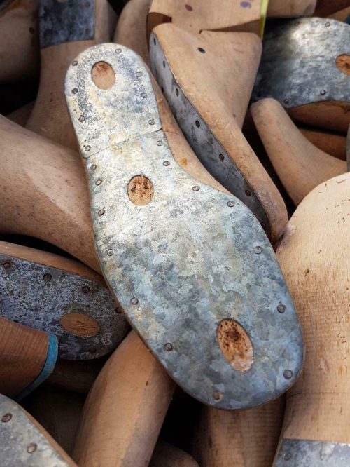 Partij houten schoenleesten , schoenmallen met metalen zool