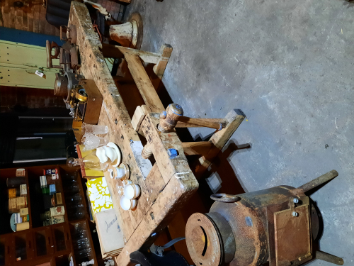 Authentieke houten werkbank met 2 originele schroeven