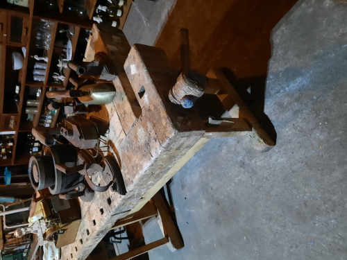 Authentieke houten werkbank met 2 originele schroeven
