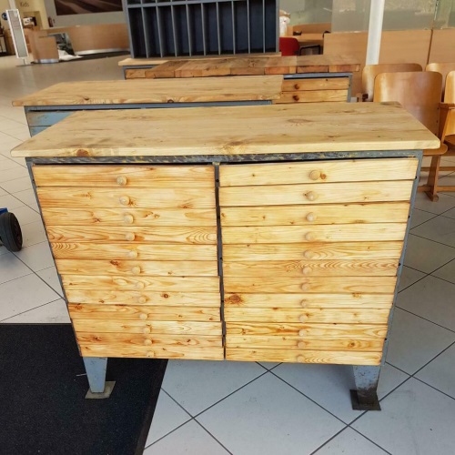 Stoere stalen ladekast , werkbank , dressoir 