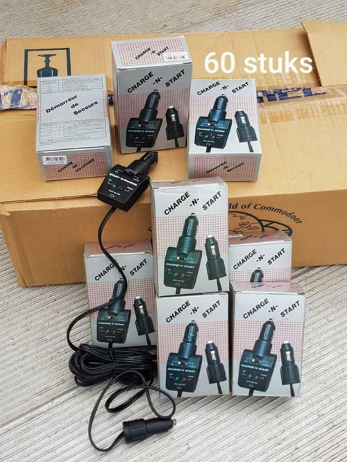 Partijtje met 60 opladers , starthulp , charger/powerpacks.